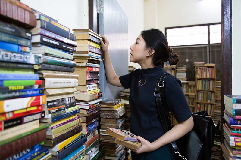 _yaowarat-road-second-hand-book-store_hive-life_bangkok
