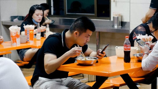 HK Tightens COVID-19 Restrictions, Limits Restaurant Patrons to 8