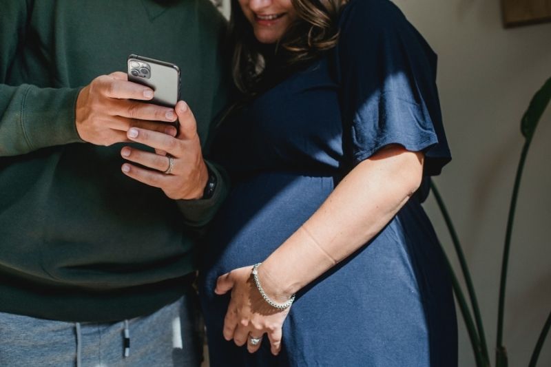 Pregnant mom using Asian Parent app 