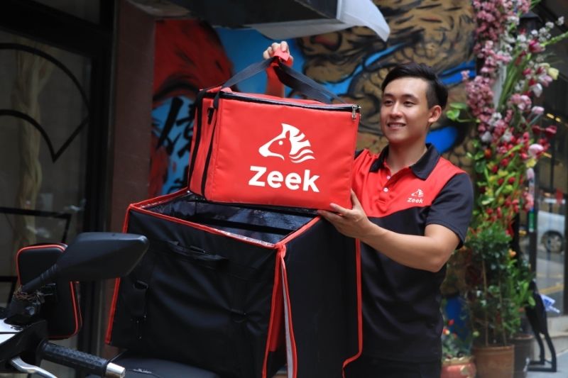 Man carrying Zeek delivery bag