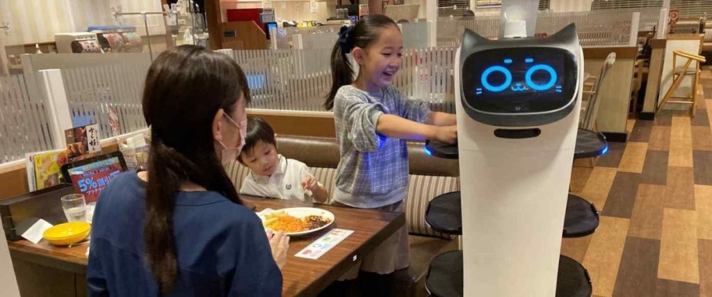 Japan robot waiters_Skylark Group