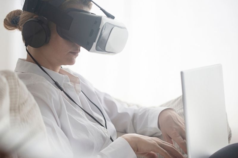 Digital transformation_woman using VR and computer